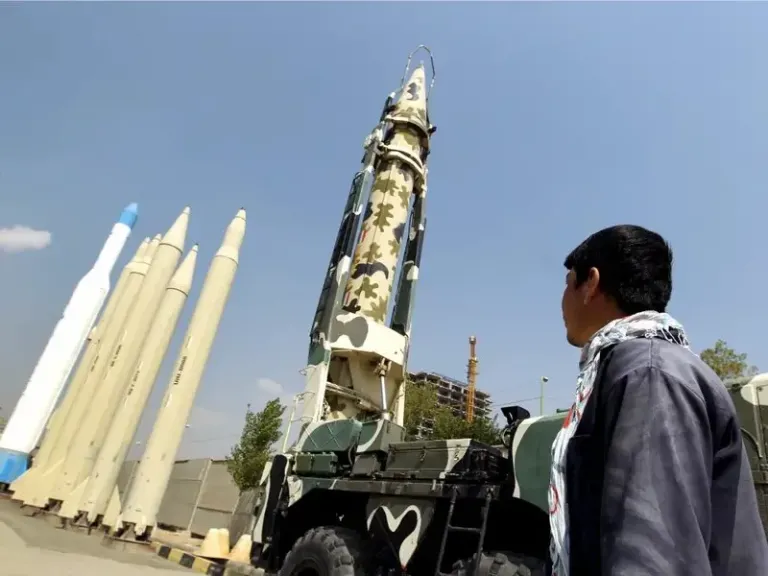 نقل أربع منصات لإطلاق الصواريخ الحوثية من عمران إلى هذه المنطقة غربي اليمن